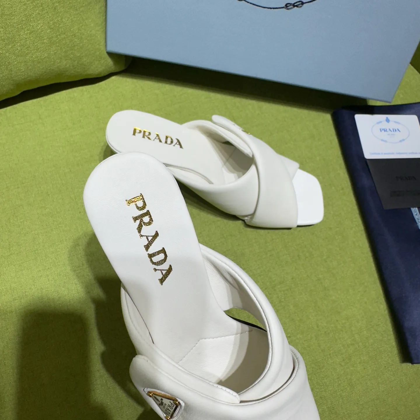 👟👟Ex-factory price 540👟👟 Prada 25ss new style for early spring🔥🔥✨ 🌟 Recommended by major bloggers in Xiaohongshu, developed 1-1 to highlight classic charm. Open molded outsole. Imported mixed breed sheep lining. This sandal embodies a modern design with Nappa leather, a soft-touch padding that accentuates the silhouette. Decorated with an enameled triangle metal logo for added recognition. Enamel-coated metal triangle logo Leather sole decorated with metal letter logo Lacquered heel, height 65 mm Size: 35 to 42 (40-42 customized, non-refundable)
